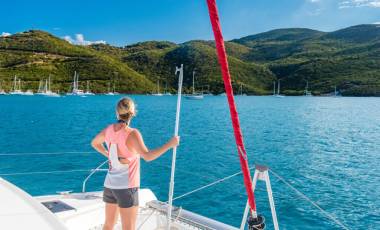 Frau steht an Deck auf einer Sunsail Yacht ind en BVI