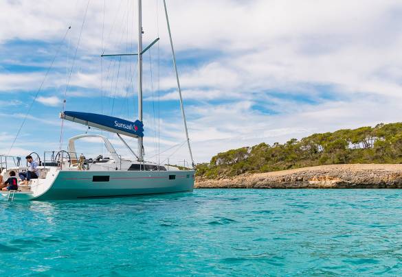 Familie op Sunsail 41.1 monohull met 3 cabines