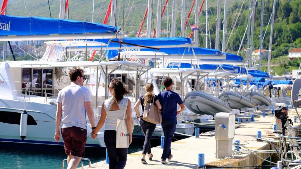 Couples marchant sur un ponton