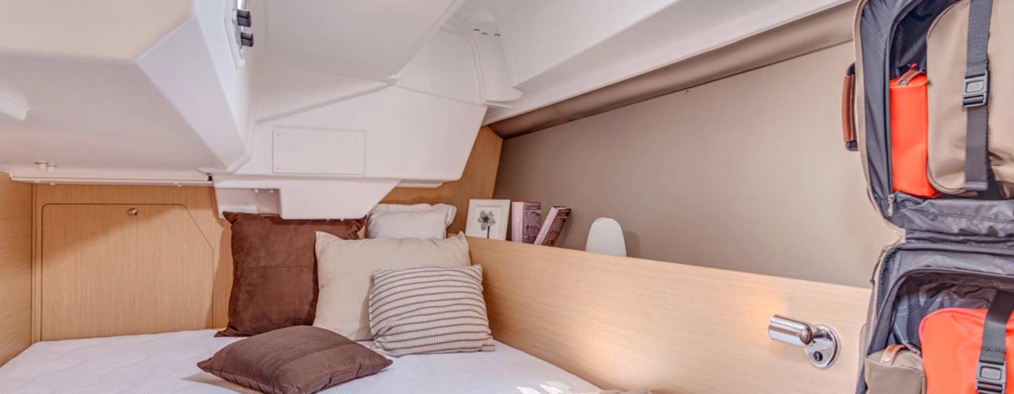 Sunsail 38.2 cabine in de achtersteven