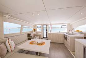 Sunsail 404 salon