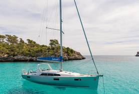 Sunsail 41.1 Monohull met 3 cabines op zee