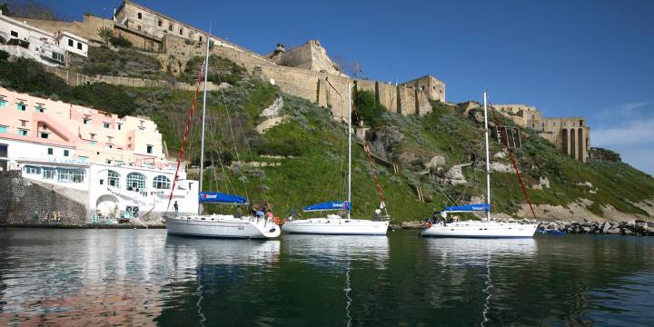 Sunsail mohohull anchoring in Procida