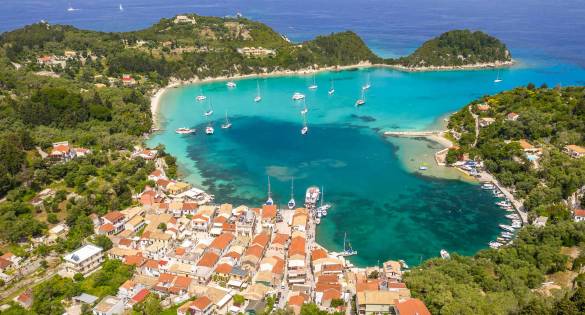 catamarans-anchoring-